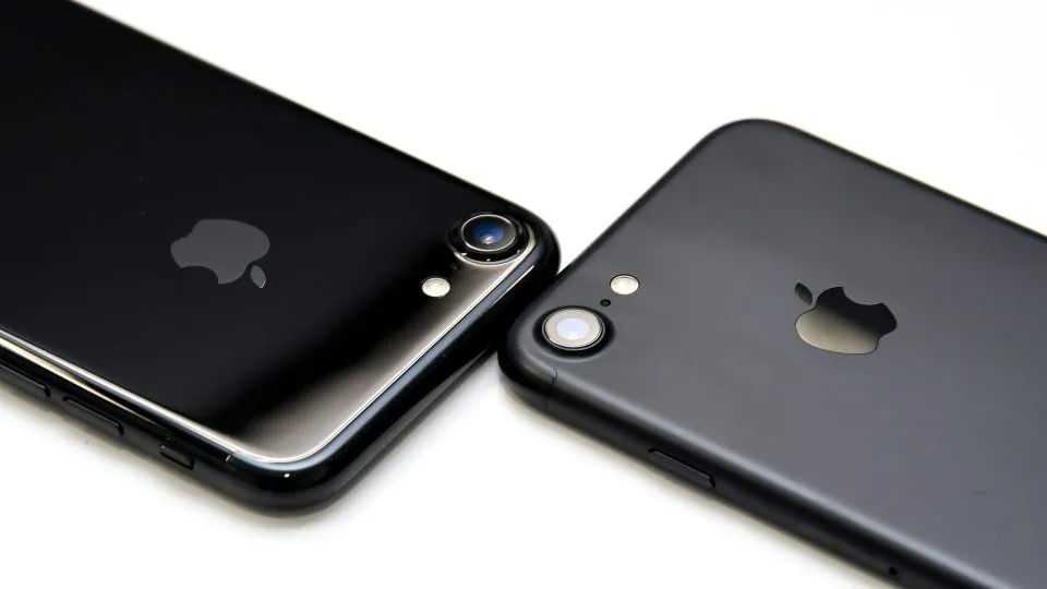 iPhone 7 ブラック / ジェットブラック 外観比較 | でこにく