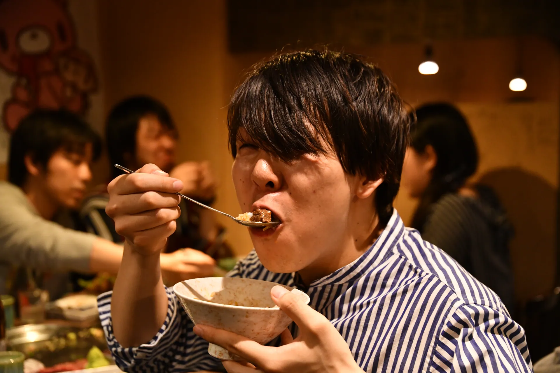 牛丼を食べる人