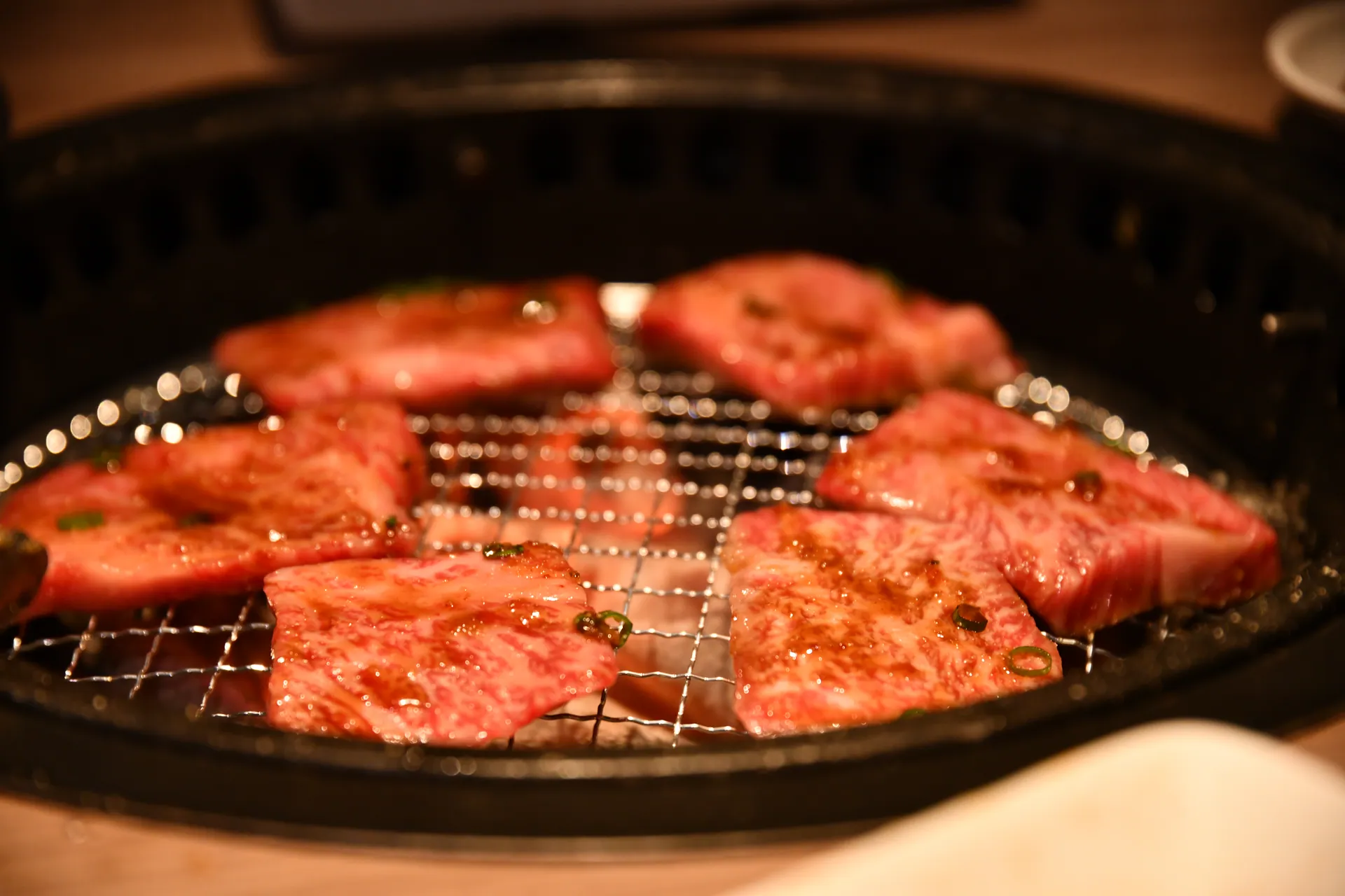 焼かれていくタレ焼き肉