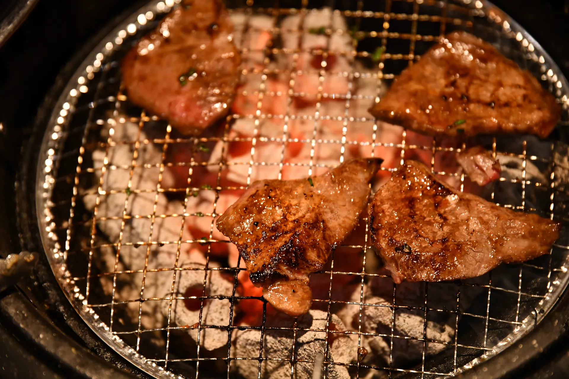 焼かれていくタレ焼き肉を上から撮る