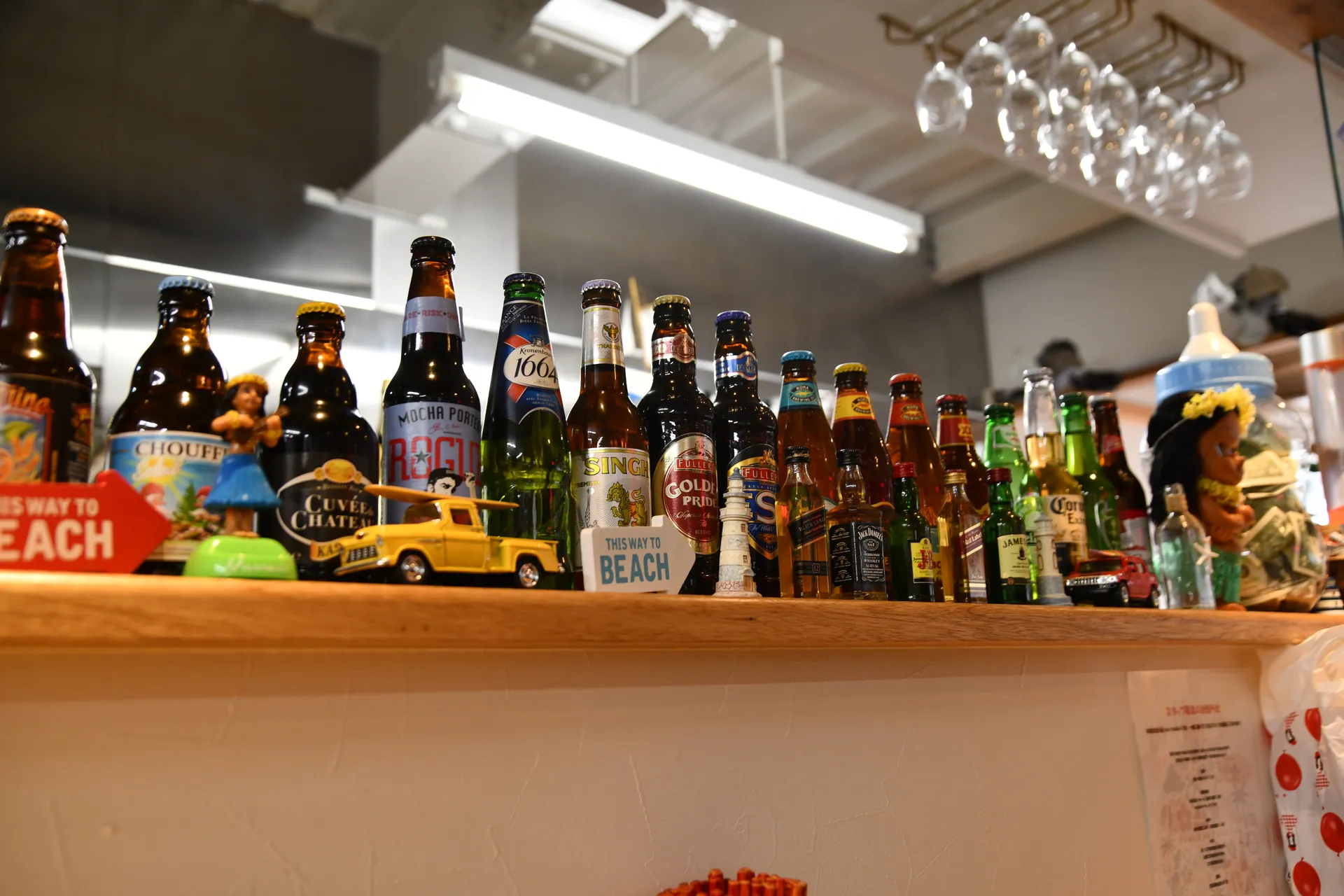いろんな瓶ビールが並ぶ