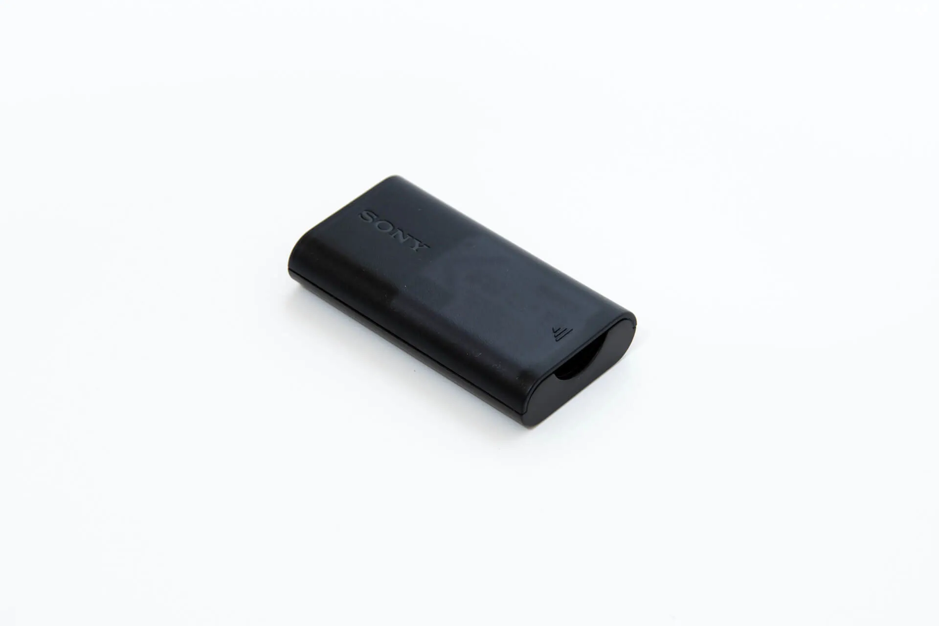 SONY RX0 アクセサリーキットのチャージャーにバッテリーをセット