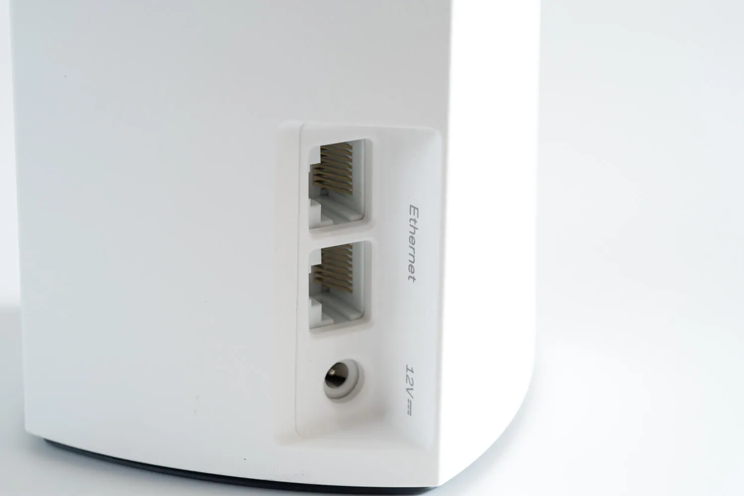 メッシュWi-Fiルーター「Velop」デュアルバンド イーサネットポートと電源