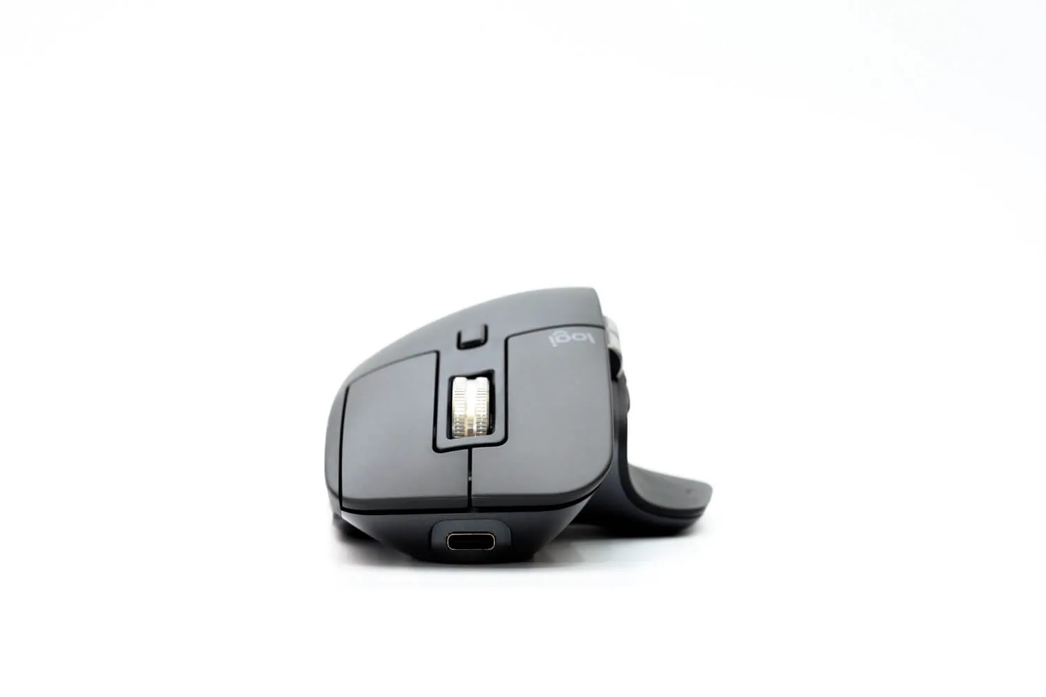 MX Master 3を正面からみたところ。USB Type-Cポートを採用。