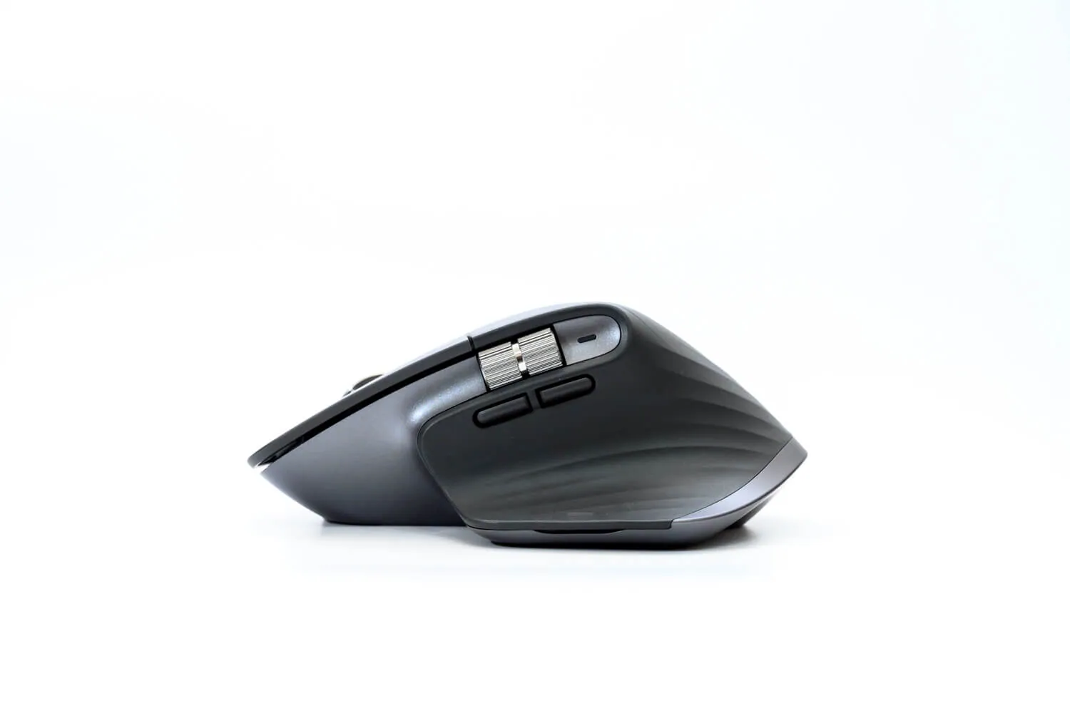 MX Master 3の横。サイドにもボタンとホイールがある