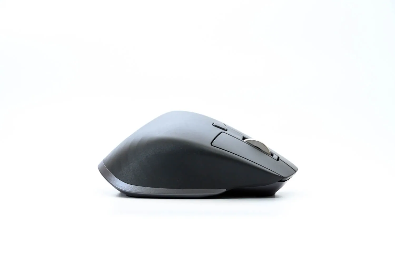 MX Master 3を横から見たところ。程よい厚みがあって持ちやすい。