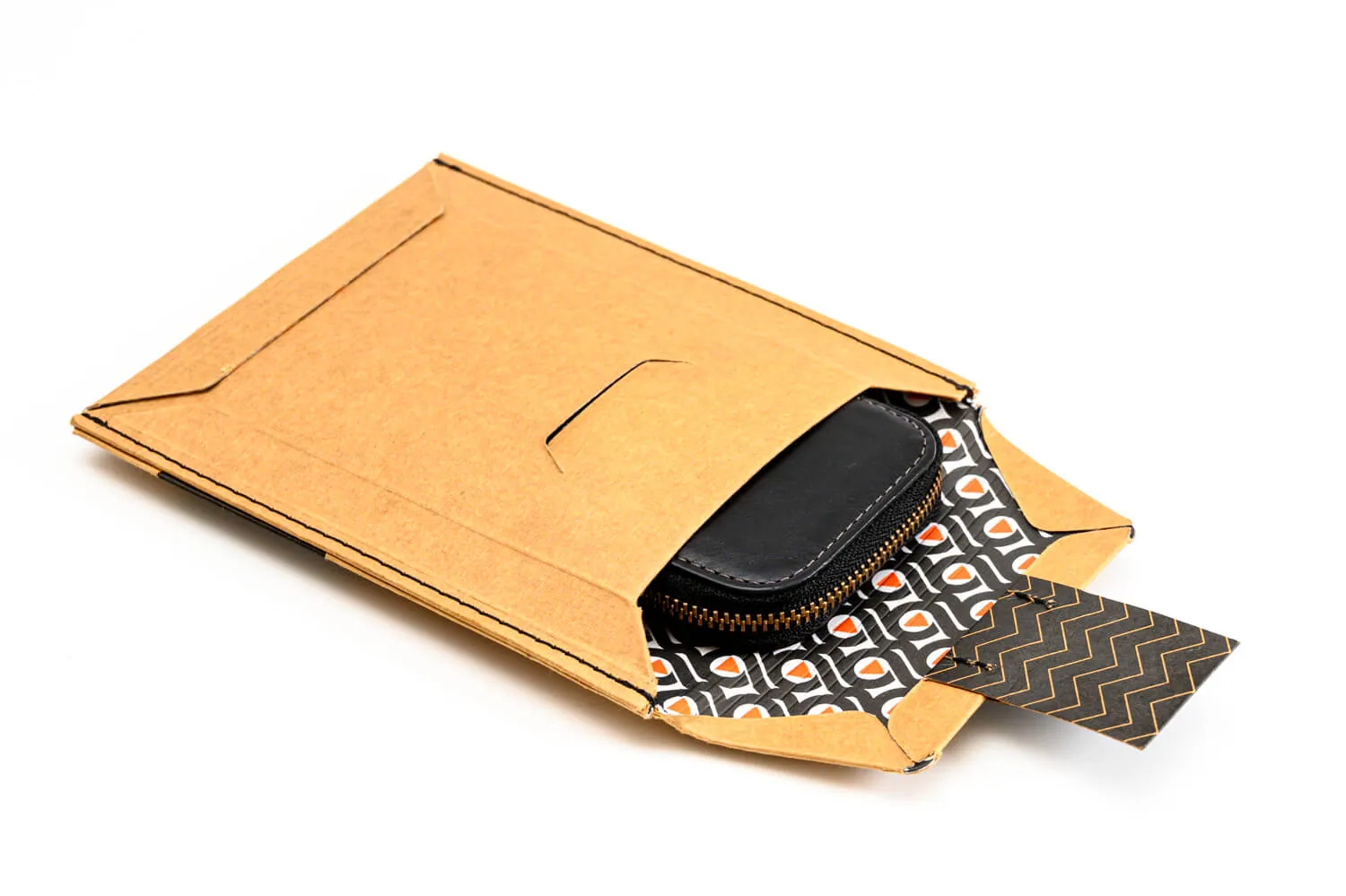 Bellroy（ベルロイ） Card Pocket を箱から取り出しているところ