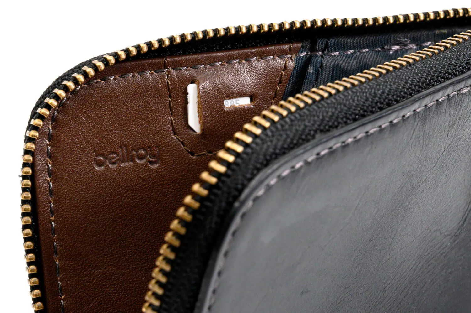 Bellroy（ベルロイ） Card PocketにSIMカードを収納したところ