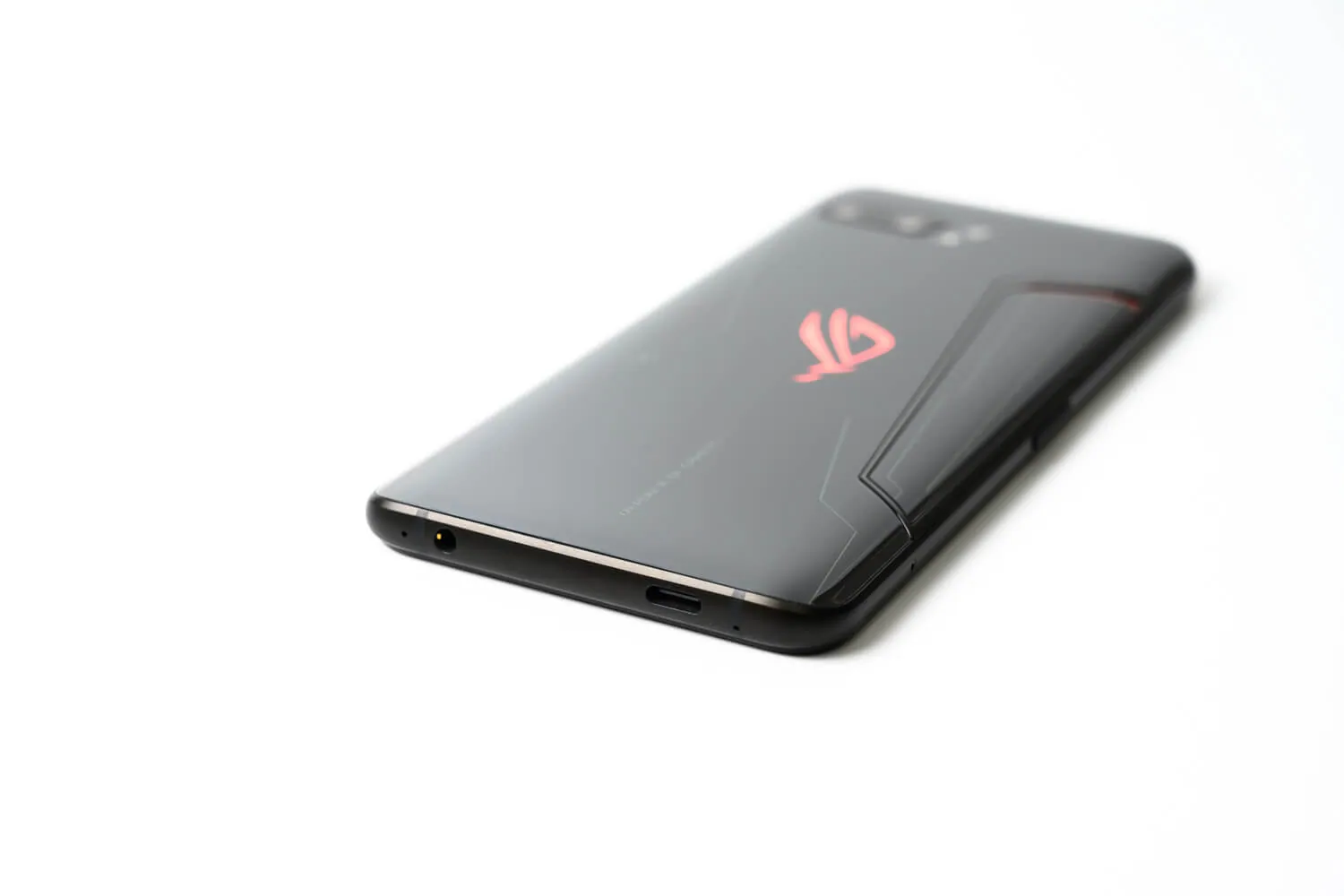 ROG Phone II 下部にUSB-Cポートとイヤホンジャック