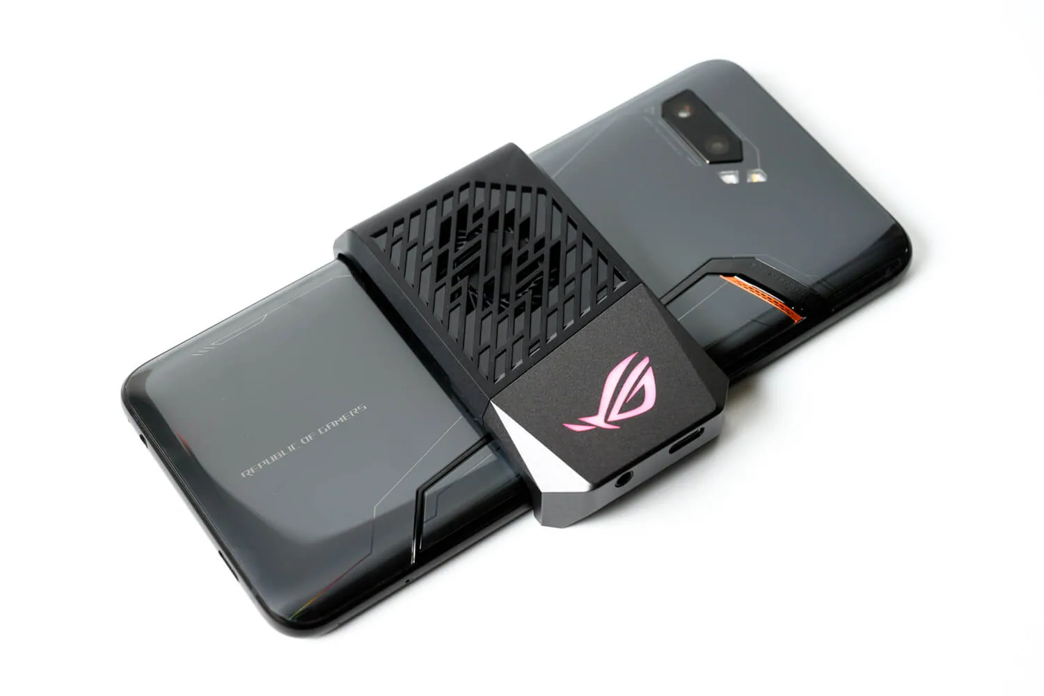 ROG Phone II のファン冷却システムAeroActive Cooler II