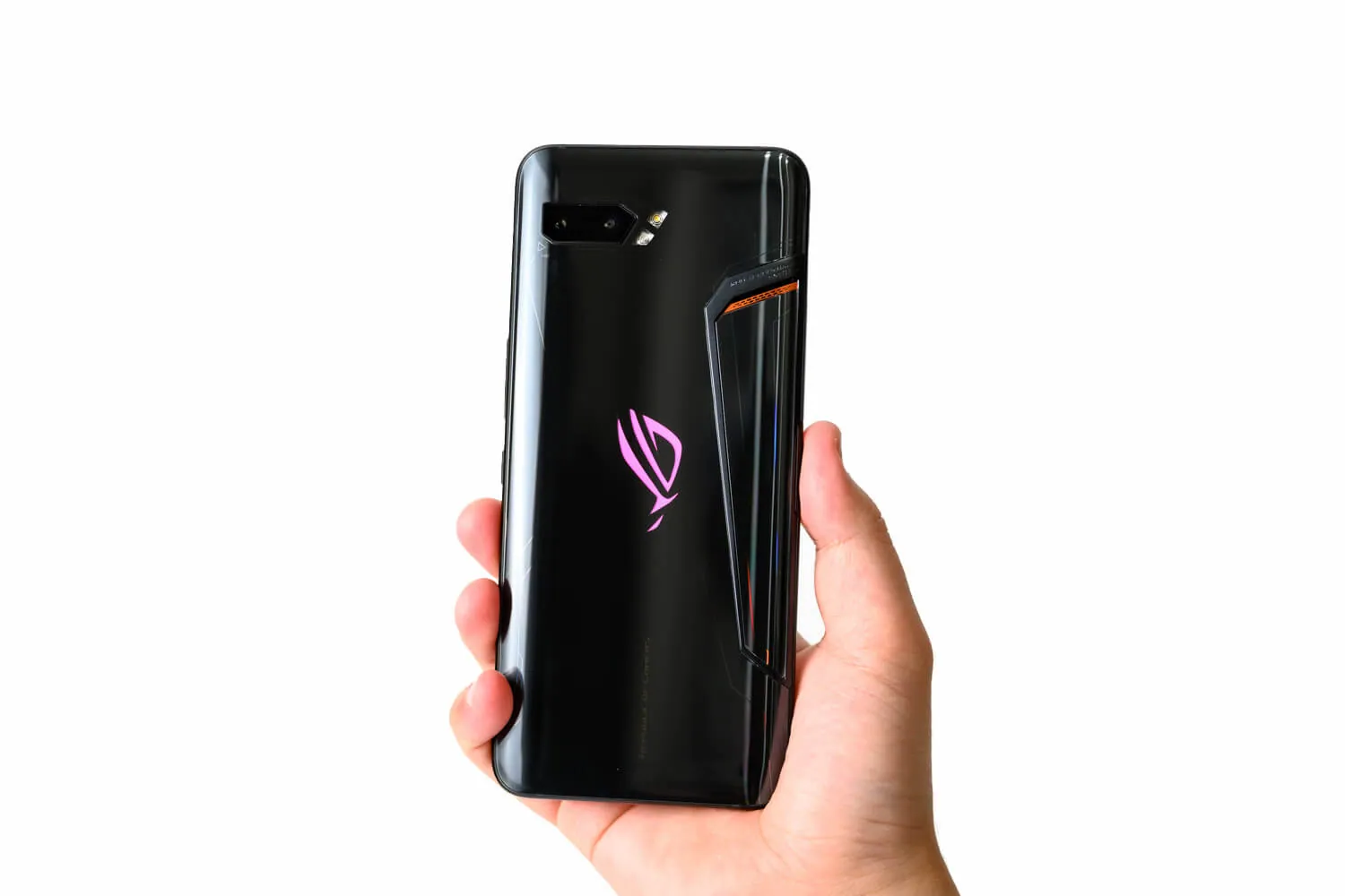 ROG Phone II を持ったところ(背面)