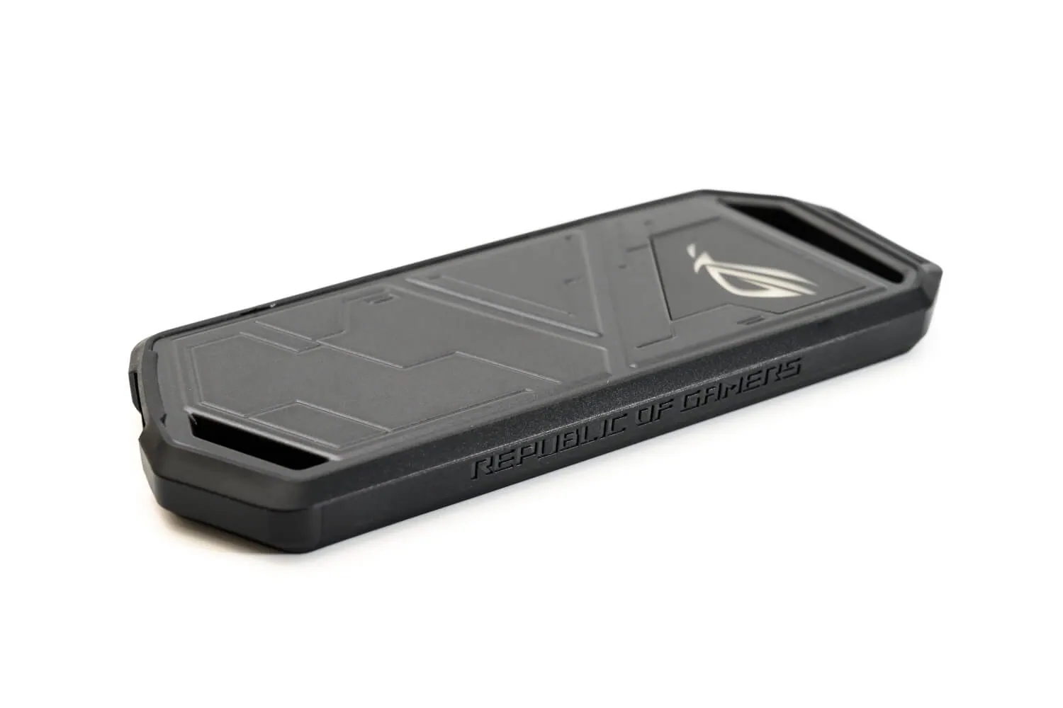 ASUS ROG Strix Arionのバンパー