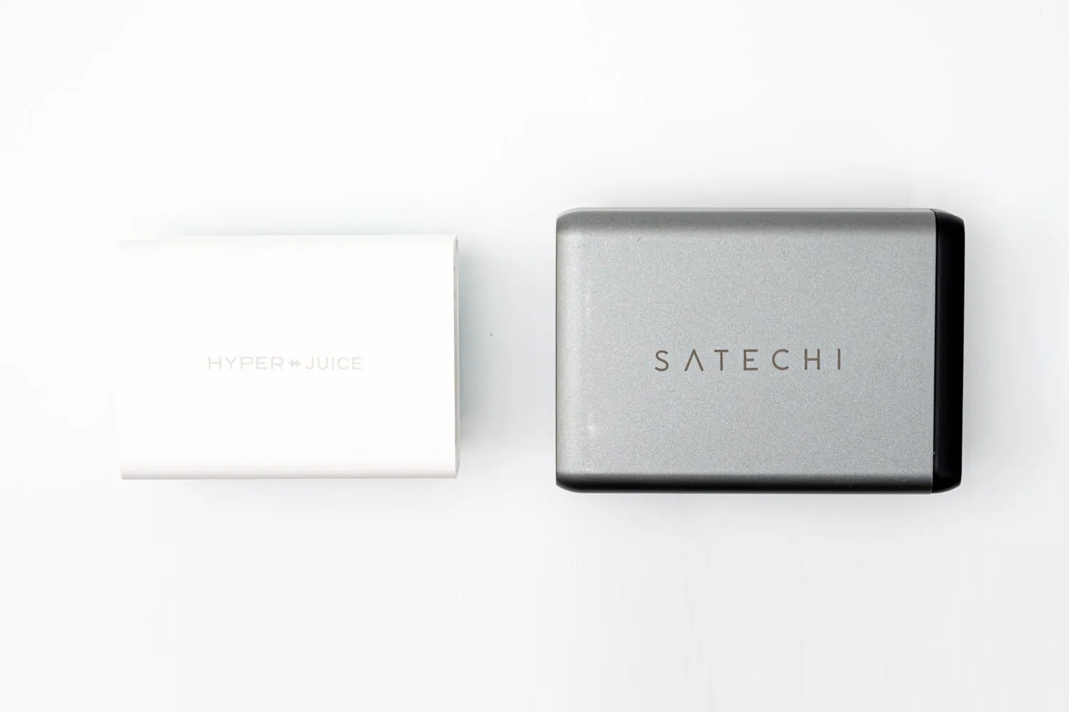 HyperJuiceとSatechiのトラベルチャージャーのサイズを比較