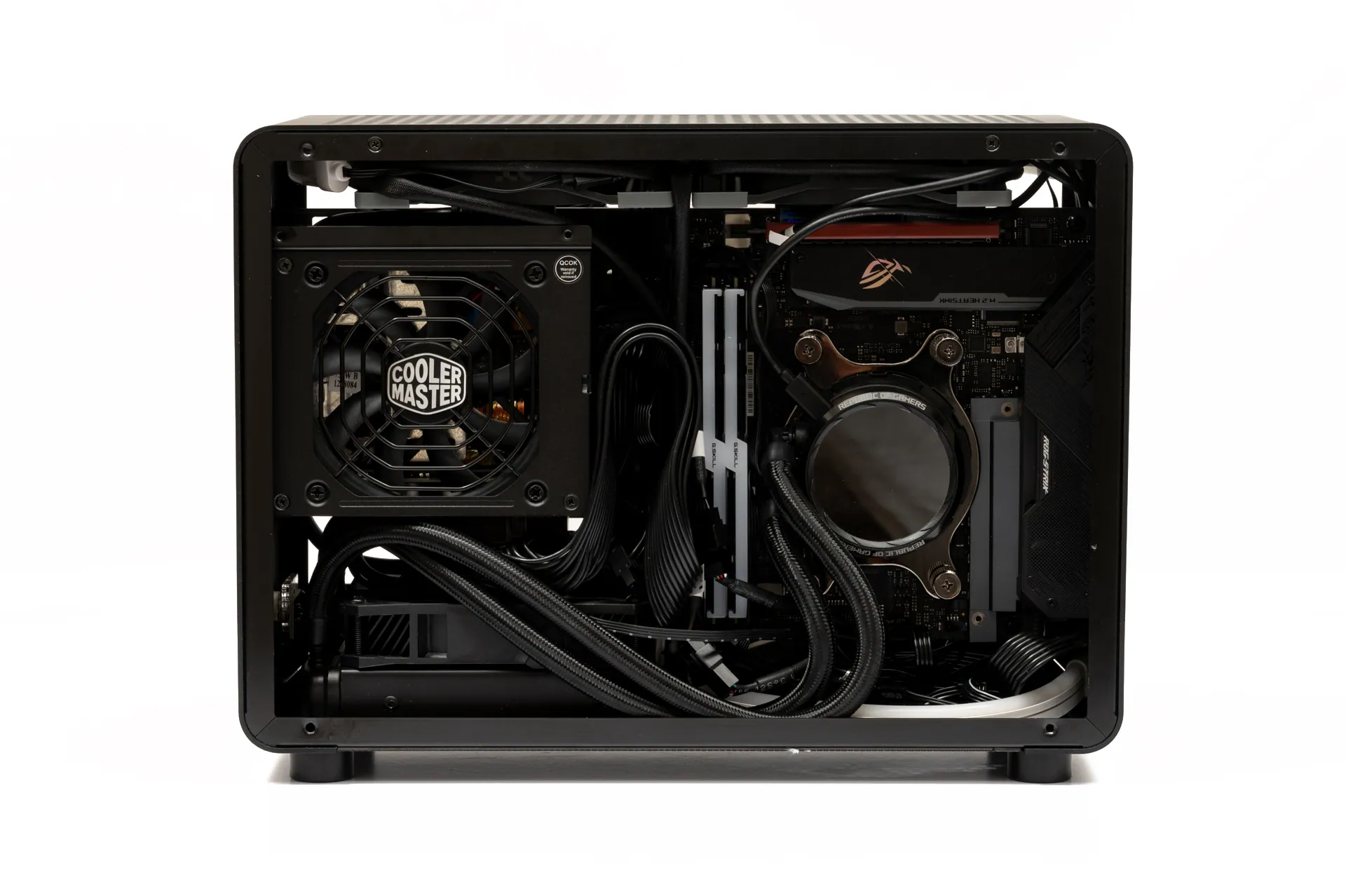 GEEEK CASE G1 SE レビュー。容量11.3Lながら325mmまでのグラボが搭載