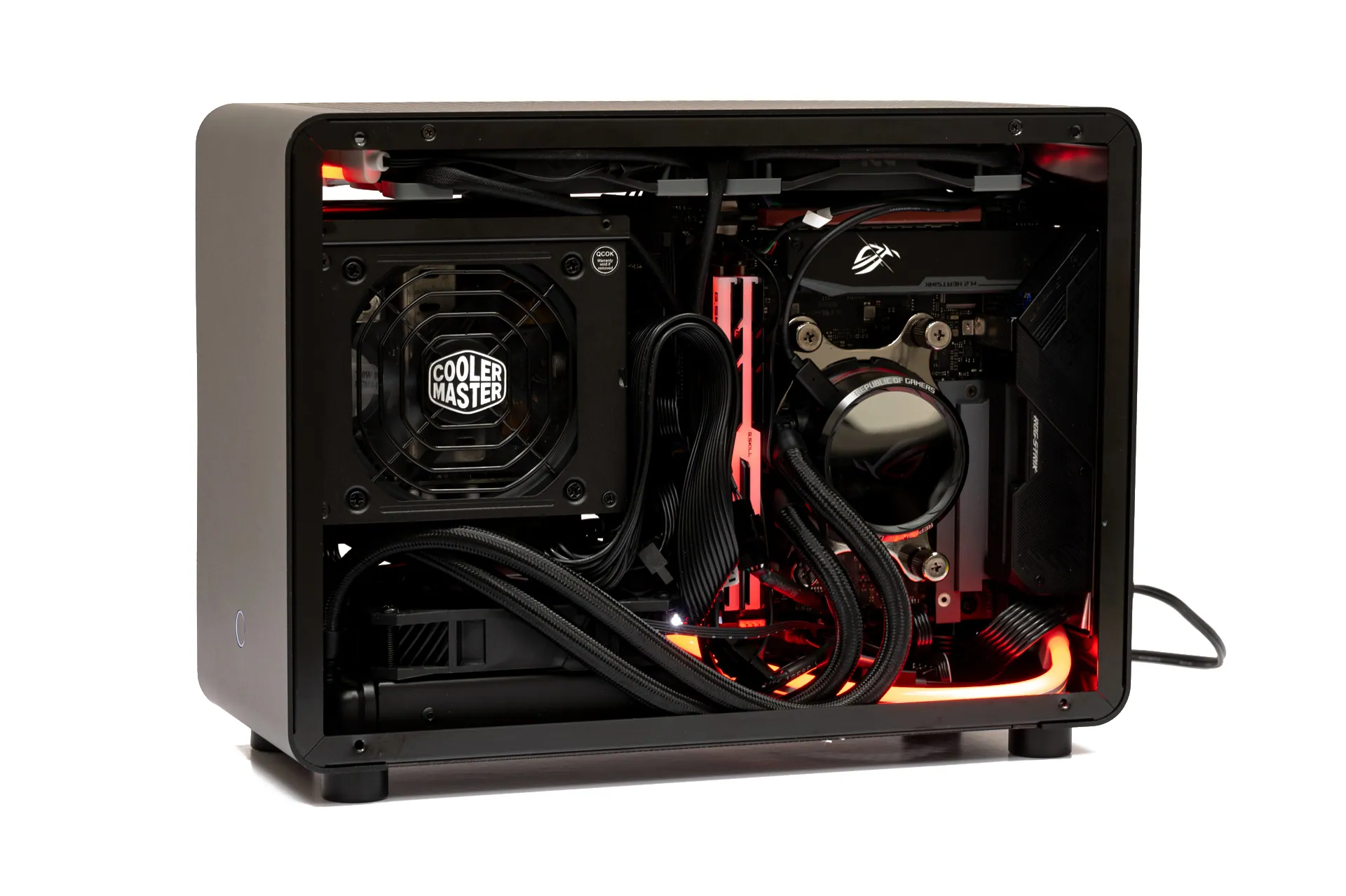 GEEEK CASE G1 SE レビュー。容量11.3Lながら325mmまでのグラボが搭載