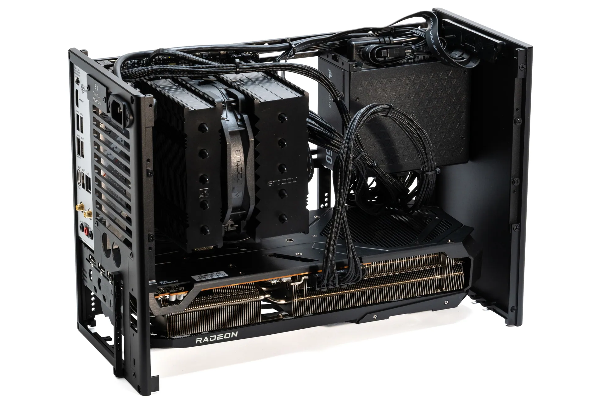 NCASE M2で組む小型ゲーミングPC｜ビルド編 | でこにく